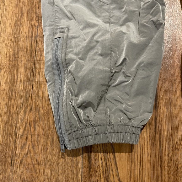 Grey reflective tna pants, worn once - Picture 2 of 3
